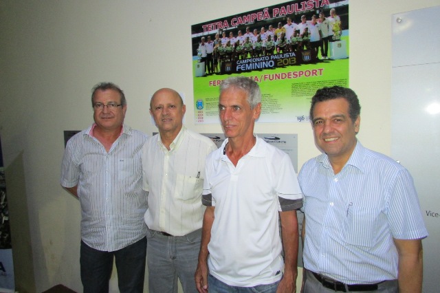 Chediek acompanha homenagem ao time feminino da Ferroviária