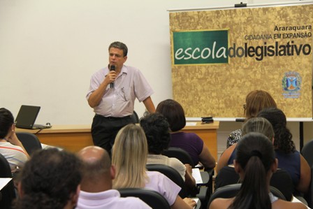 Curso da Escola do Legislativo aborda “Estado e Administração Pública” através da história.