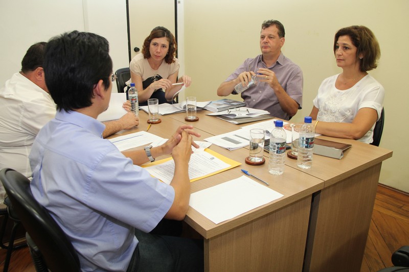 Vereadores tiram dúvidas e ajustam projeto de lei  que institui Política Municipal de Saneamento Básico