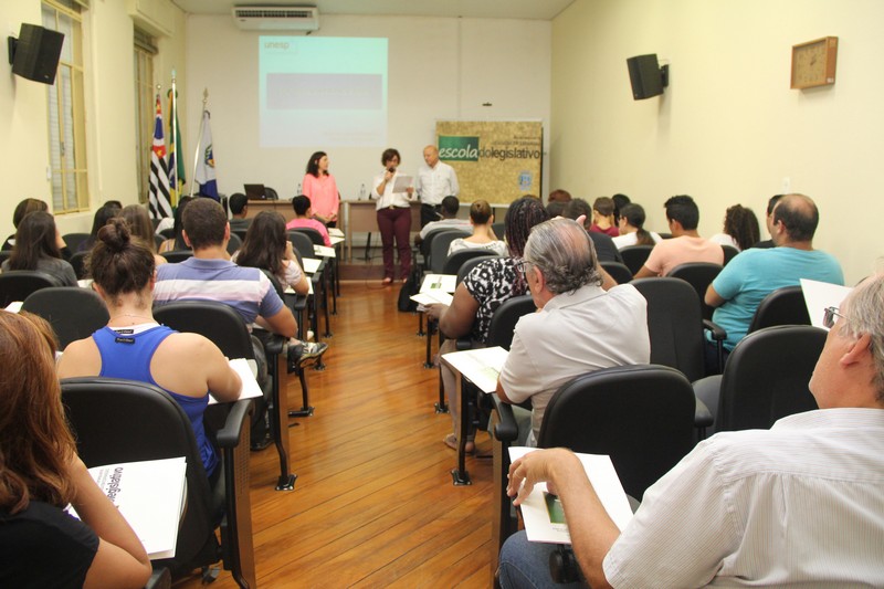 Temas atuais do mundo político são debatidos em minicurso da Escola do Legislativo