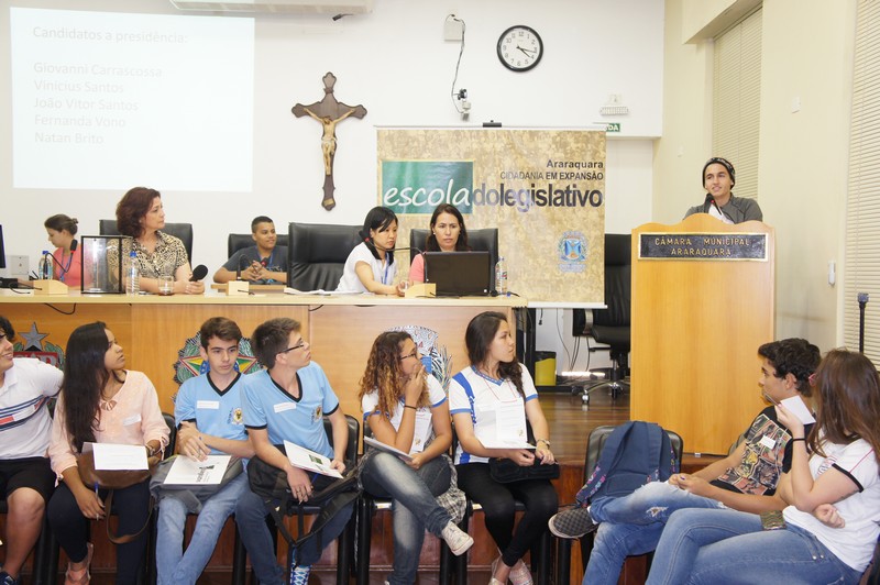 Edna Martins coordena os ensaios do Parlamento Jovem da Escola do Legislativo da Câmara Municipal de Araraquara