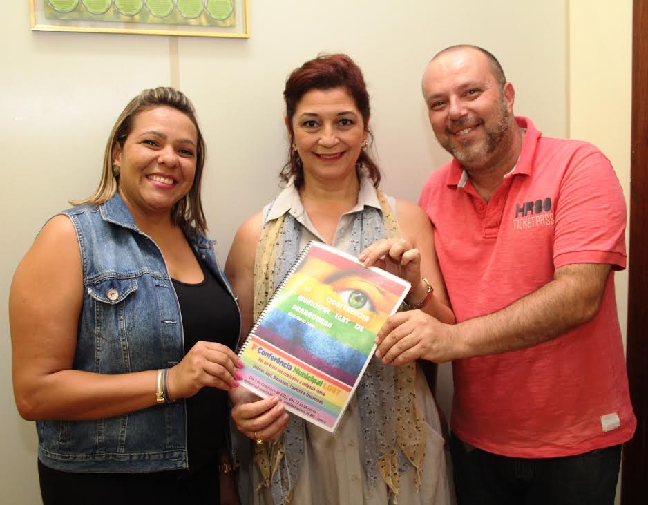 Edna recebe relatório final da 1ª Conferência Municipal LGBT de Araraquara