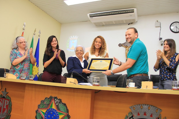 Irmã Edith Costa recebe o 6º Prêmio Heleieth Saffioti