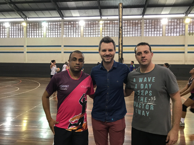 Rafael de Angeli apoia equipes de vôlei do Jardim Eliana