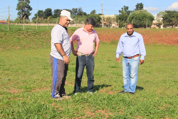 Moradores do Paineiras pedem melhorias em campo de futebol