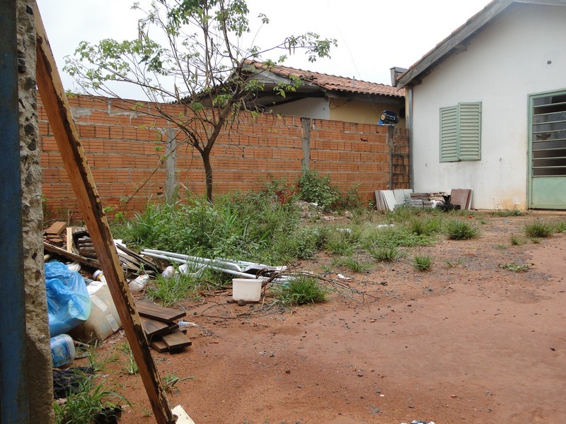 Pessoas carentes pedem direito a casas populares abandonadas