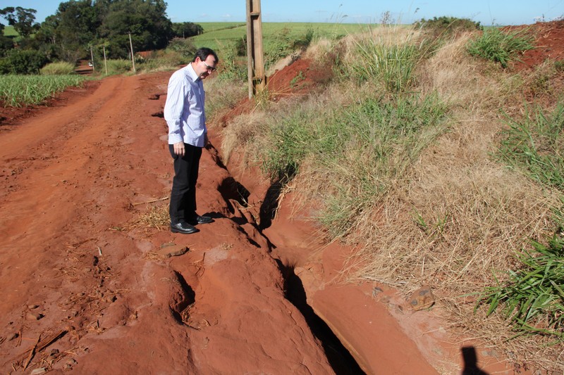 Estradas esburacadas em Araraquara causam transtornos à população