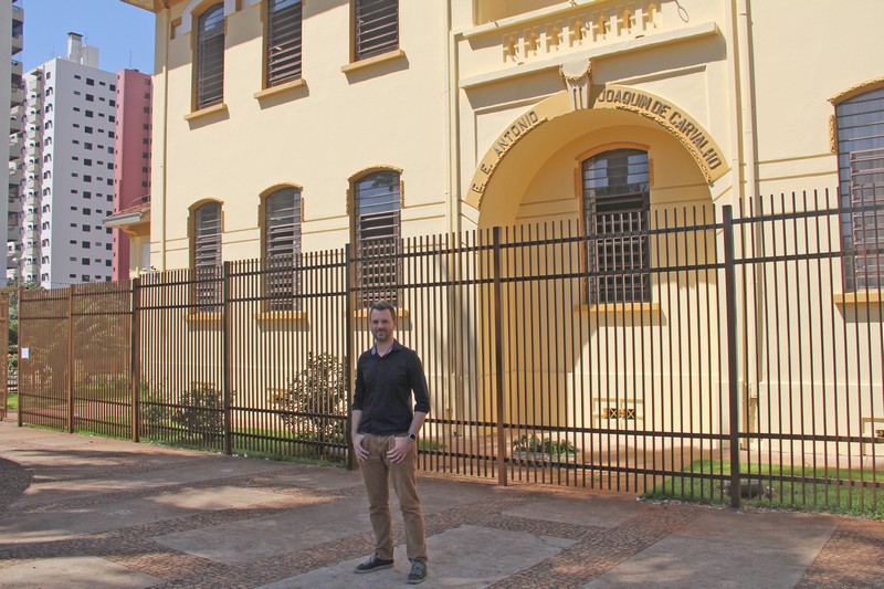 Rafael de Angeli visita unidade de ensino na região central e confere demandas