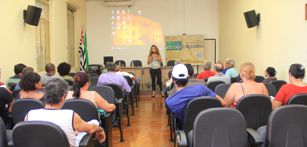 Thainara Faria realiza reunião com ambulantes da cidade