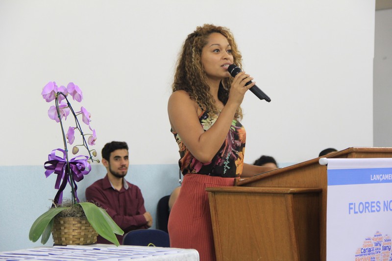 Thainara Faria acompanha lançamento de livro dos alunos do Cuca