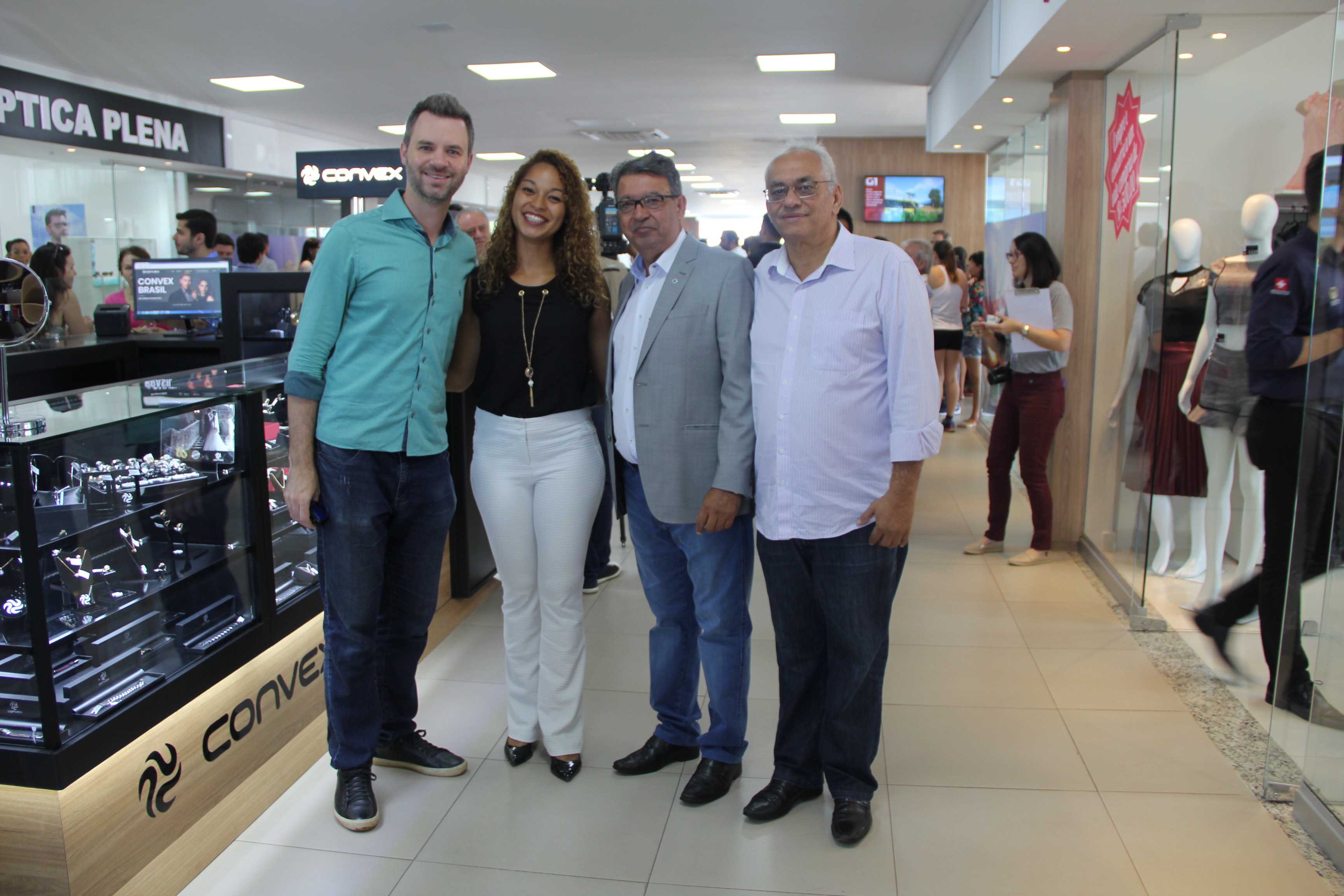 Parlamentares participam de inauguração de galeria comercial