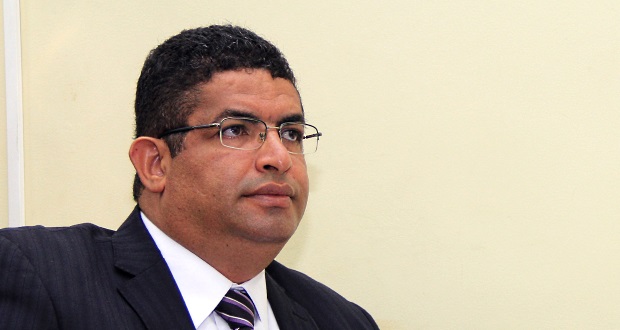 Zé Luiz pede informações sobre serviços realizados para animais domésticos