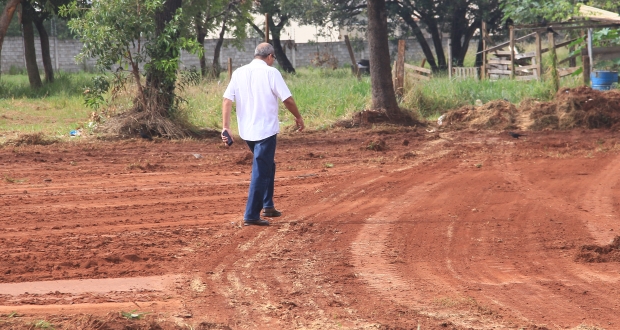 Edio Lopes fiscaliza operação de limpeza e manutenção no Jardim Santa Marta e Industriários