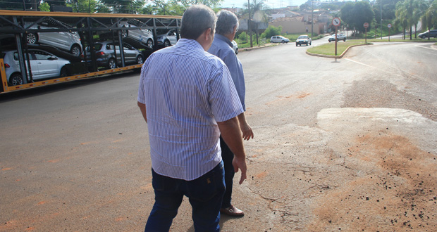 Edson Hel acompanha estudo de sinalização em dispositivo viário