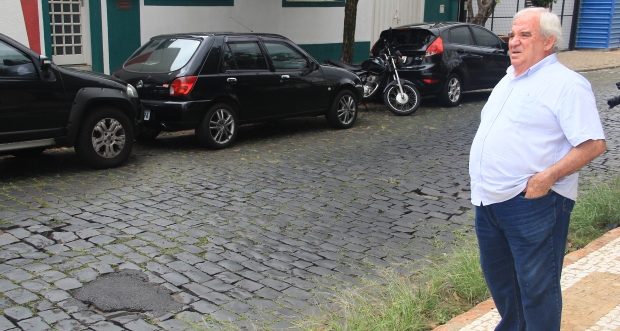 Porsani aponta problemas no calçamento da rua quatro e cobra solução