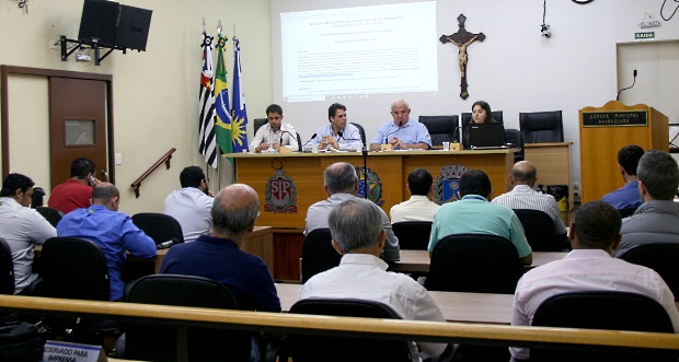 Polêmica proibição de pulverização aérea de agrotóxico é debatida em reunião na Câmara