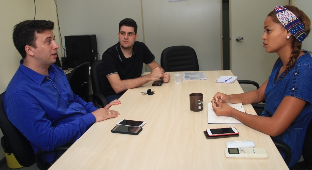 Thainara se reúne com organizadores de jogos universitários para lutar contra o preconceito