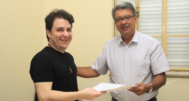 Novo tradutor de Libras toma posse na Câmara
