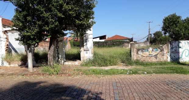 Porsani cobra solução para terreno abandonado usado por desocupados no Carmo