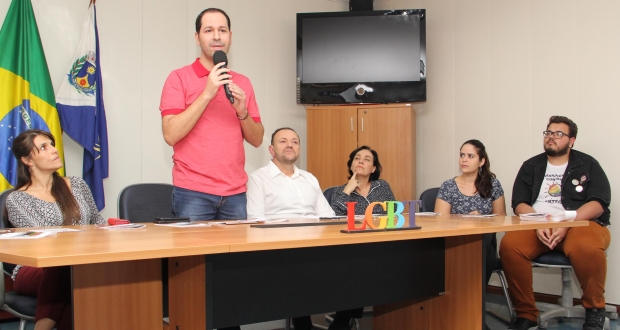 Roger Mendes representa Legislativo em lançamento de cartilha