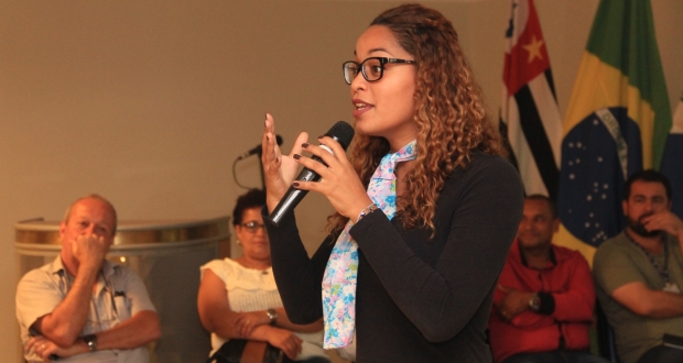 Thainara destaca a garantia de respeito e dignidade em Plenária das Pessoas com Deficiência