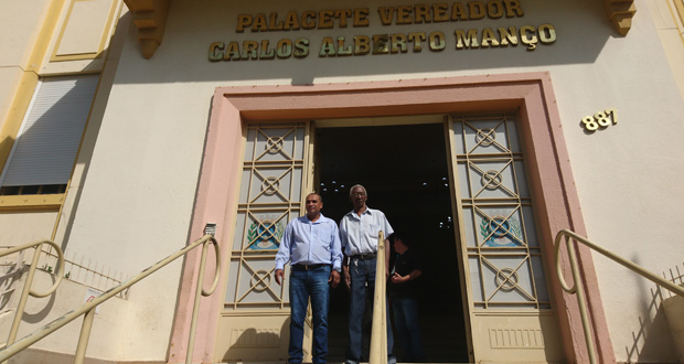 Idoso de 90 anos conhece instalações da Câmara Municipal