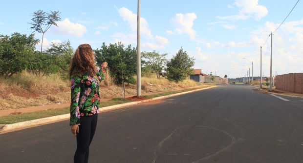 Thainara Faria acompanha instalação de rede elétrica