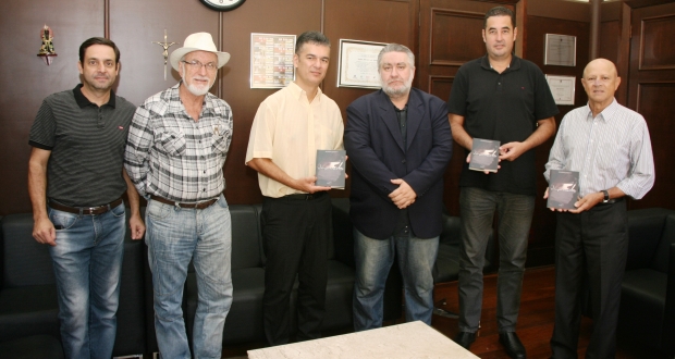 Vereadores recebem escritor Silvinho Zabisky