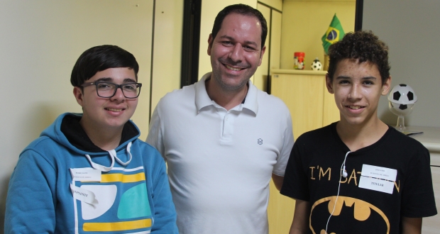 Alunos que participarão do Parlamento Jovem visitam gabinete de Roger Mendes