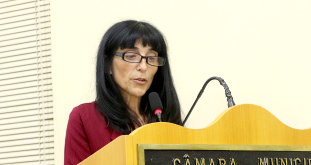 Oradora questiona aplicação de políticas para pessoas com deficiência
