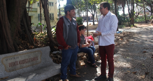 Sujeira e pessoas em situação de rua preocupam moradores próximos a Praça do Carmo