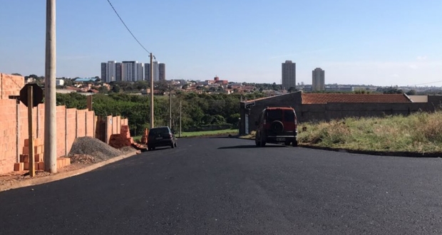 Moradores festejam a chegada do asfalto após longa espera