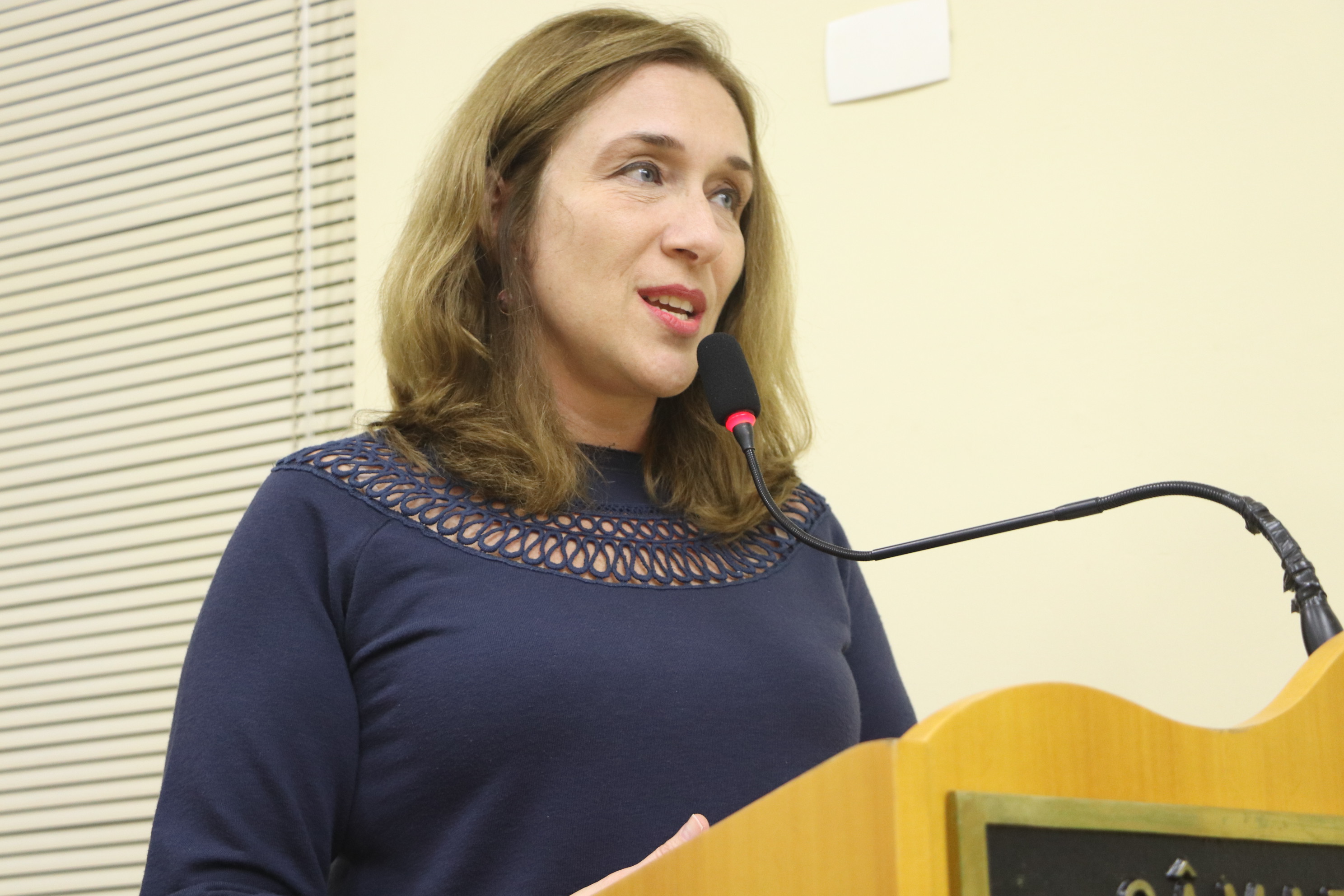 Juliana Damus pede informações sobre serviço de saúde mental