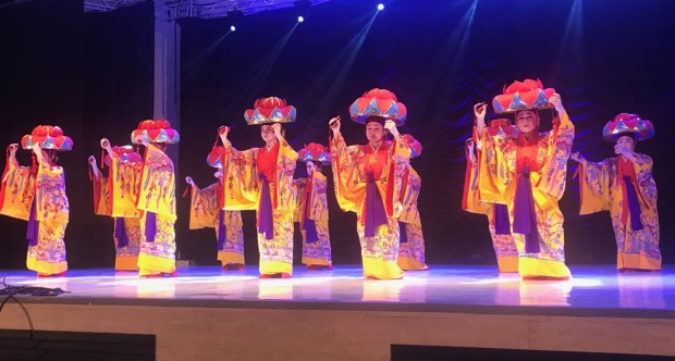 Yashuda parabeniza Associação Okinawa por espetáculo no aniversário de Araraquara