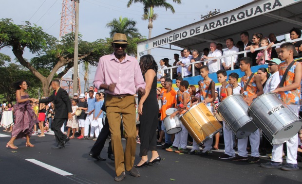 Desfile de aniversário reúne todas as cores da cidade