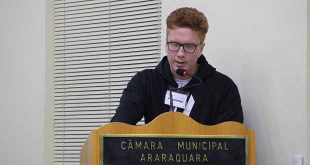 Orador aborda a juventude na política e o novo político