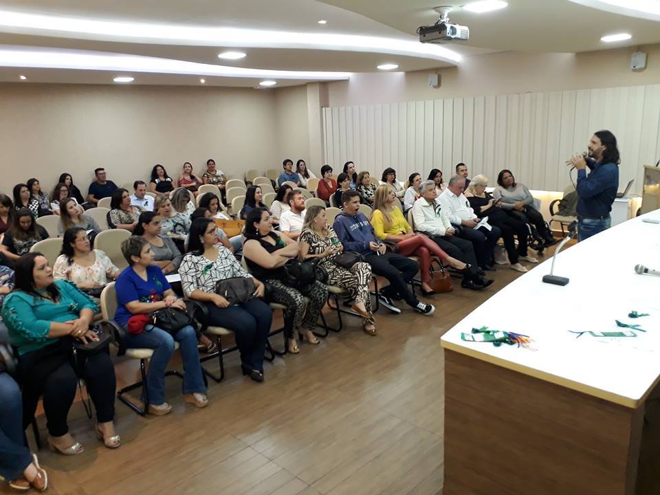 Roger Mendes representa o Legislativo em palestra sobre autismo na Acia