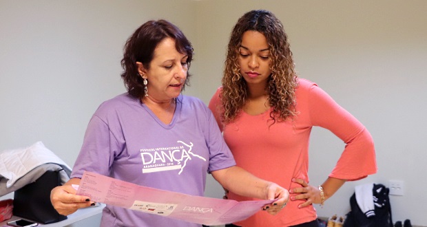 Thainara Faria acompanha vivência do Festival Internacional de Dança