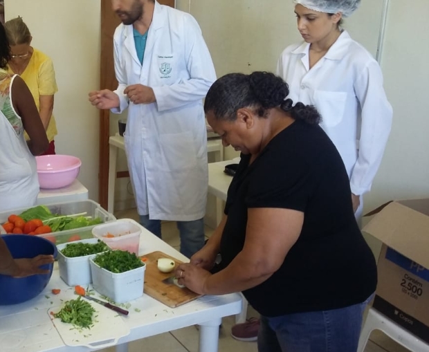 Oficina culinária transforma sobras de alimentos em receitas nutritivas