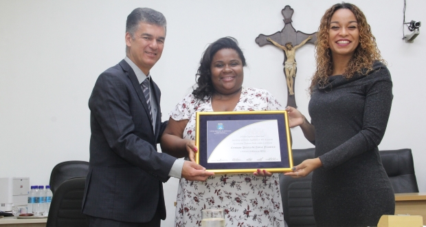 Exemplo de dedicação ao ensino, Cristiane Pereira é homenageada na Casa de Leis