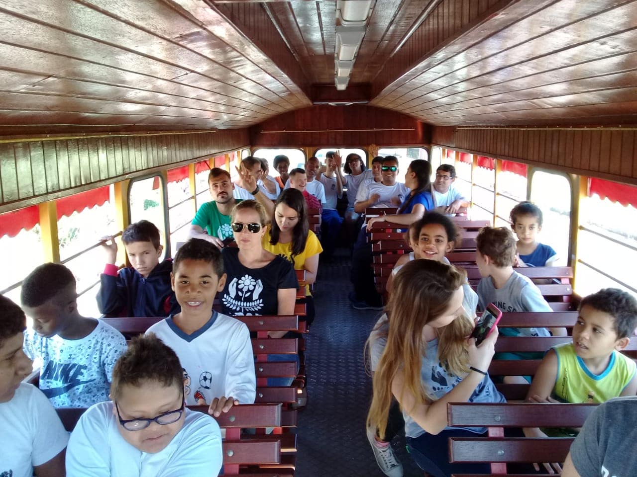 Trenzinho Locomotiva da Alegria realiza passeio inclusivo na Apae