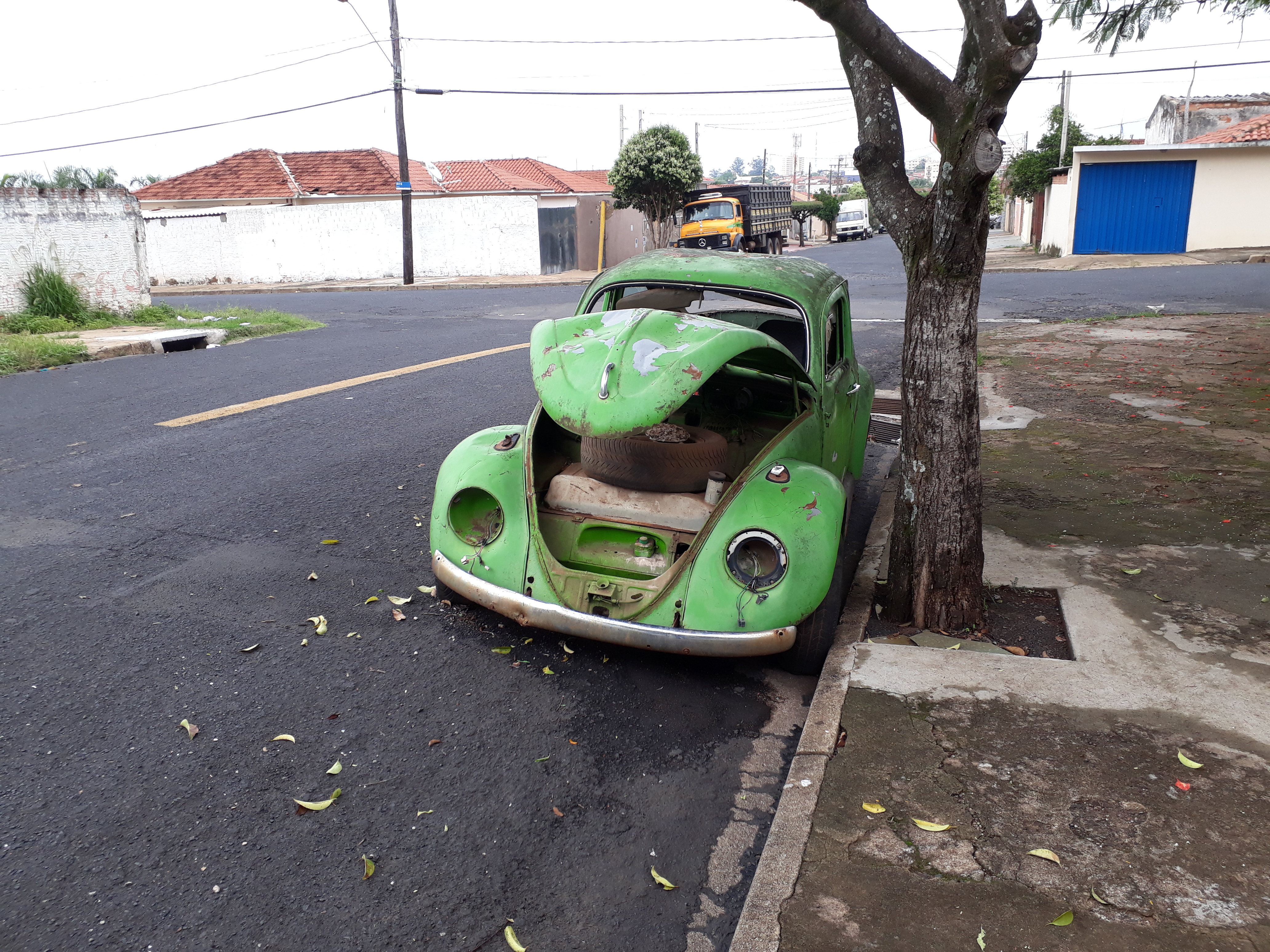Veículo abandonado no Jardim América é removido
