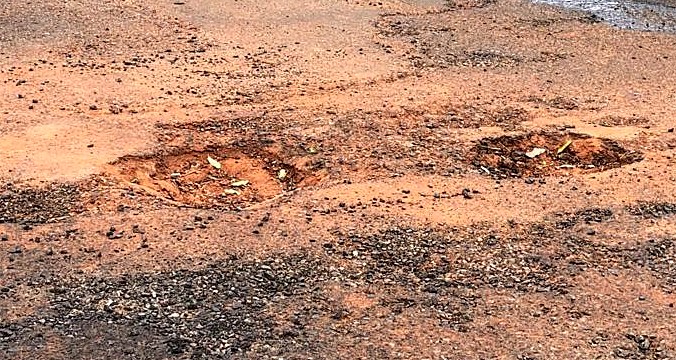 Santana visita bairro que teve asfalto recuperado e encontra pavimento novamente esburacado
