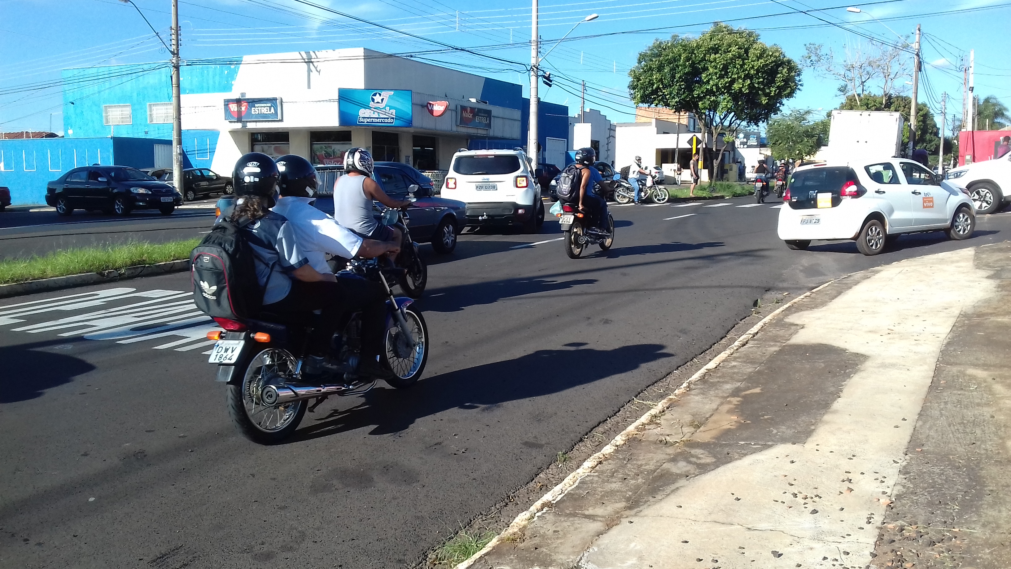Acionado por moradores, Yashuda vai ao Selmi Dei verificar melhorias no trânsito da Maurício Galli
