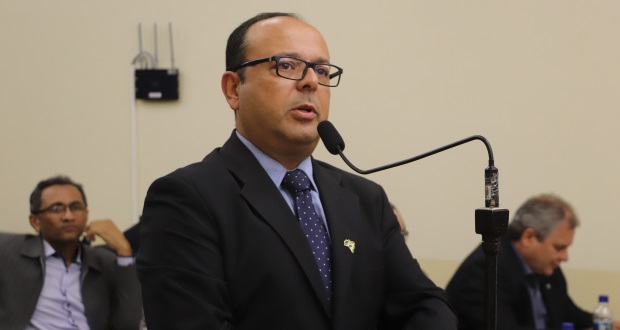 Parlamentar solicita informações sobre o asfalto da cidade