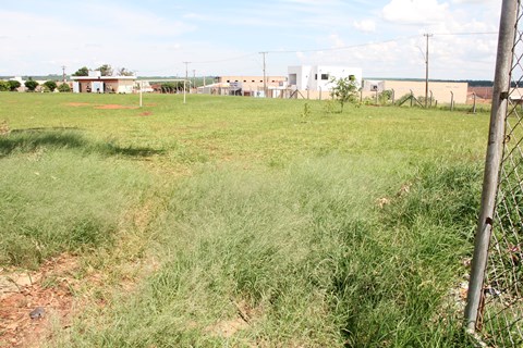 Moradores vivem em situação de abandono no Jardim América
