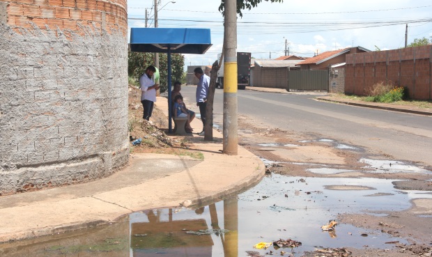 Via sem sinalização causa acidentes no bairro Altos de Pinheiros