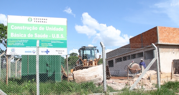 Thainara Faria acompanha obra da UBS no Victório de Santi