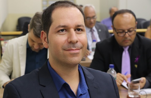 Roger Mendes solicita informações sobre a reforma do Teatro Municipal