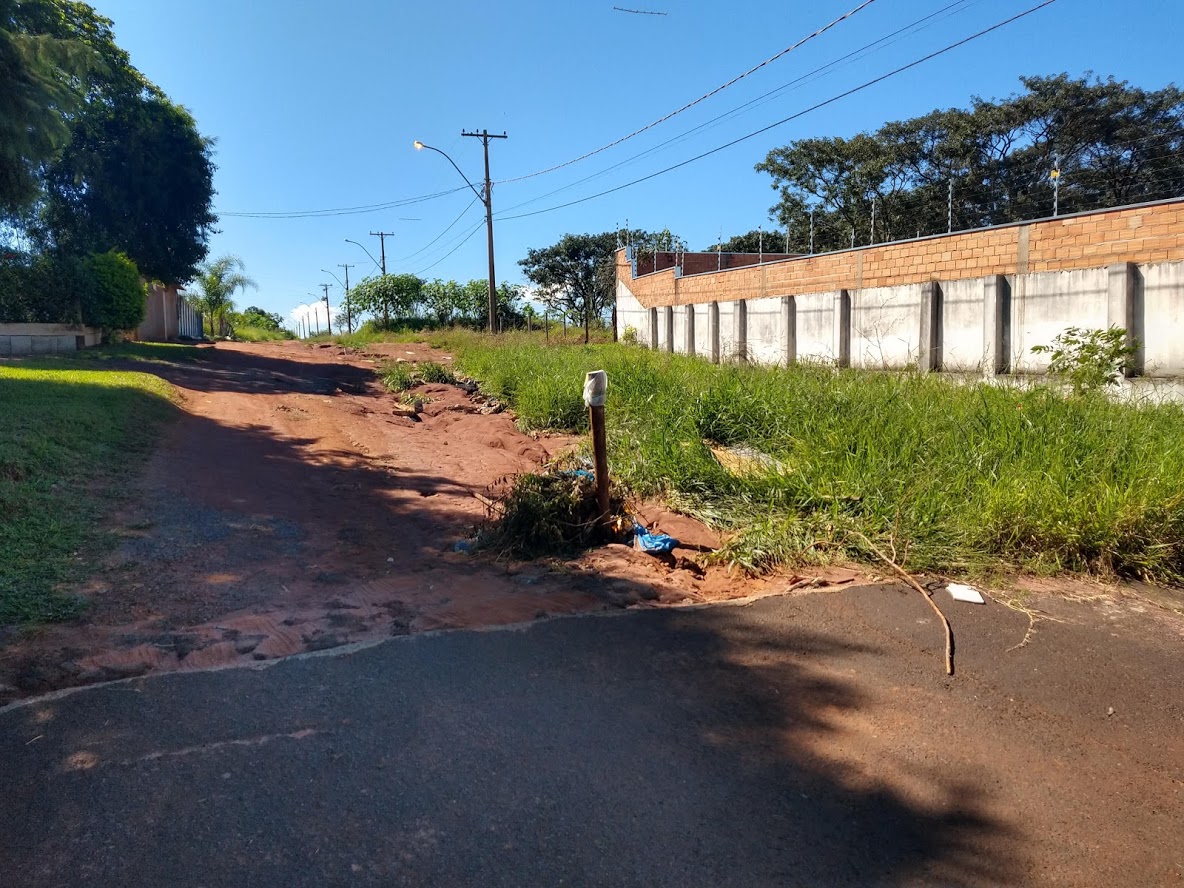 Moradores do Jardim Imperador reclamam de acúmulo de sujeira em via esburacada